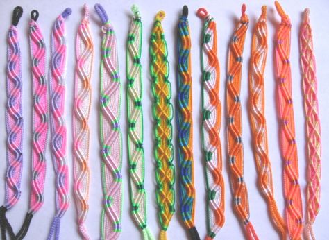 so cool. need to try this pattern Friendship Bands, Bracelet Embroidery, Bracelets Inspiration, Fun Embroidery, Cool Friendship Bracelets, Friend Ship, Amazing Embroidery, Bracelets Easy, Embroidery Tips