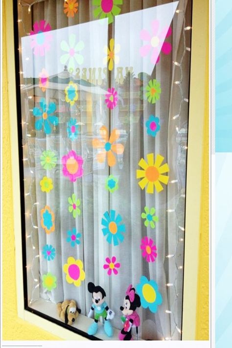 40 Fresh Window Decoration Ideas For 2019 Window Decorations For Classroom, Disney Hotel Room, Disney Window Decoration, Hotel Room Window, Decorated Windows, Decorations For Classroom, Teacher Appreciation Doors, Disney Hotel, Classroom Decor Middle