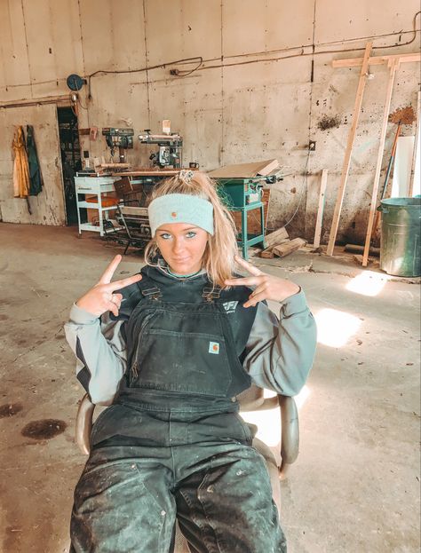 Country Women Aesthetic, Blue Collar Woman Aesthetic, Mechanic Outfit Female Aesthetic, Western Fits Winter, Female Mechanic Outfit, Country Overalls Outfit, Womens Construction Outfit, Blue Collar Women Worker Outfit, Hunting Outfit Women