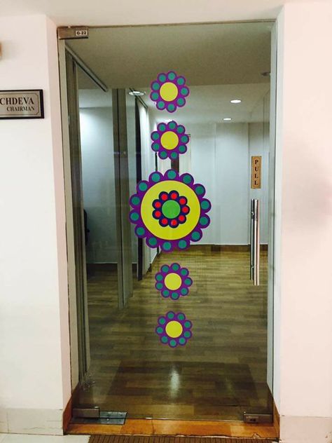 Glass door decoration ideas in school or office / paper rangoli idea Dusshera Decoration, School Reception Decoration Ideas, Bulletin Board Decoration Ideas School, School Corridor Decoration Ideas, Decoration Ideas In School, Paper Rangoli, Rangoli Idea, School Reception, Door Decoration Ideas