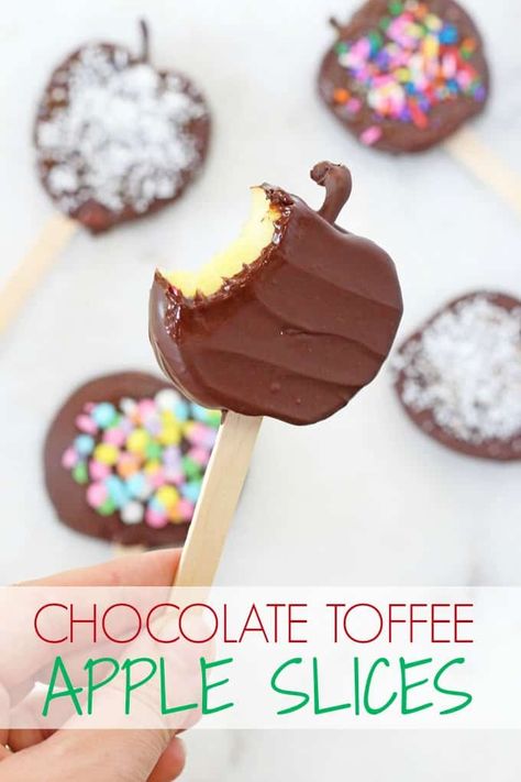 Chocolate Toffee Apple Slices - My Fussy Eater | Easy Kids Recipes Bonfire Recipes Food, Toffee Apple Slices, Toffee Apples Recipe Easy, Bonfire Baking, Bonfire Snacks, Firework Party, Bonfire Night Crafts, Bonfire Cake, Bonfire Food