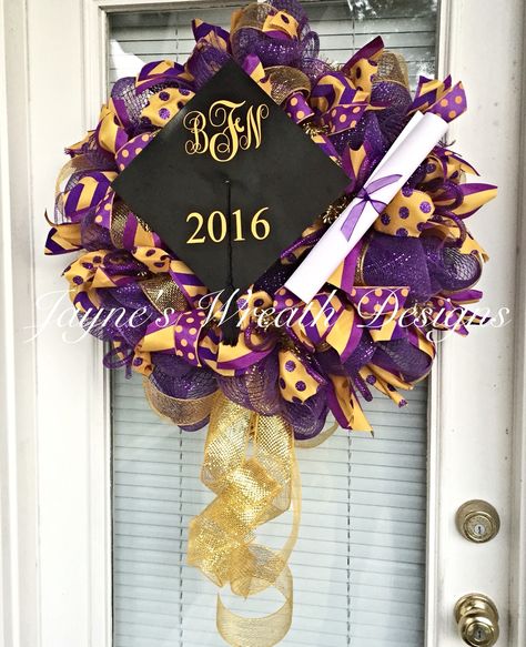 Graduation Wreath by Jayne's Wreath Designs on fb and Instagram Graduation Wreath, Graduation Brunch, Class Reunion Decorations, Grad Diy, Diy Deco Mesh Wreath, Reunion Decorations, Graduation Party High, Door Wreaths Diy, Party Projects