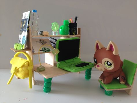 how to make LPS computer desk Lps Diy Furniture, Lps Furniture, Cardboard Dollhouse, Diy Computer Desk, School Desk, Kitchen Diy, Home Desk, Sylvanian Families, Doll Crafts