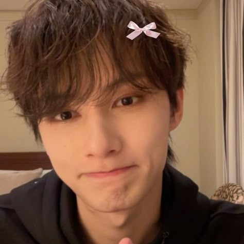 @ weibo live 240518   #Seventeen - 세븐틴 セブチ #준 #ジュン #じゅんぴ #문준휘 - Wen Junhui junpi_svt icon pfp coquette ribbon bow live cute weibo Jun Pfp Seventeen, Junhui Icons Cute, Seventeen Pfp Funny, Wen Junhui Cute, Jun Svt Cute, Svt Coquette, Cute Icon Pfp Aesthetic, Svt Jun Icons, Junhui Pfp