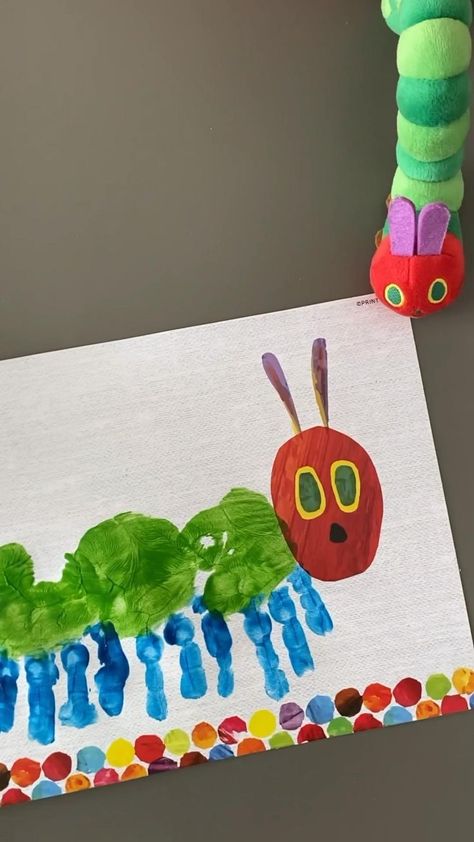 Very Hungry Caterpillar Craft, Hungry Caterpillar Craft, Caterpillar Craft, Toddler Art Projects, Montessori Toddler Activities, Toddler Arts And Crafts, Preschool Arts And Crafts, Preschool Art Activities, Handprint Crafts