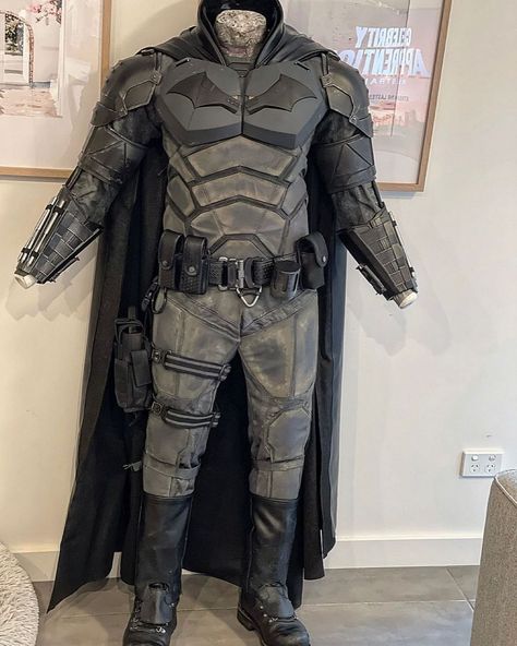 Christopher Stanley on Instagram: “Version 2.0 of the Pattinson Batsuit is in full swing 🦇 More updates to follow 🤘🏻 Flightsuit: @napiers_inc Armour, gauntlets, belt and…” The Batman Costume, Batman Tech, Boot Spats, Bat Suit, Hydra Marvel, Batman Diy, Batman Cape, Batman 2022, Batman Suit