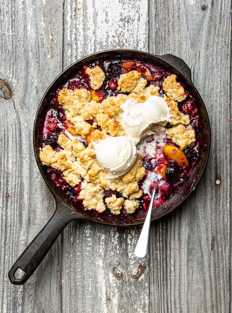 This Campfire Berry-Peach Cobbler Means You Don't Have To Choose Between Your Favorite Summer FruitsDelish Campfire Cobbler, Berry Crumble, Iron Skillet Recipes, Easy Camping Meals, Cast Iron Skillet Recipes, Cast Iron Recipes, Crumble Recipe, Campfire Food, Campfire Cooking