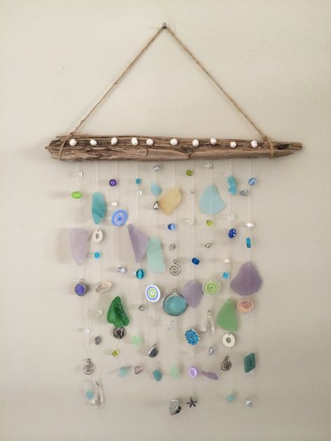 Seaglass wallhanging Seaglass Mobile, Sea Glass Wall, Windchimes Diy, Sea Glass Diy, Shell Projects, Diy Suncatchers, Hanging Ideas, Glass Diy, Diy Wind Chimes