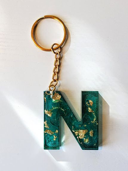 Elegant gold turquoise initial made with high quality resin, will make the perfect gift.  #giftidea #birthdaygift #resin #keychain #gold #boujee #alcholink #etsy Keychain Letters, Cricut Keychains, Diy Resin Keychain, Keychain Ideas, Initial Keychain, Candle Gift Box, Diy Resin Projects, Resin Jewelry Diy, Handcrafted Gifts