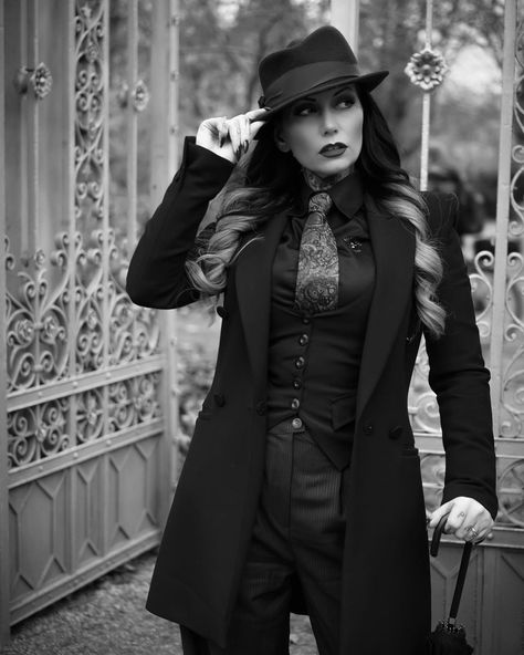 Female Gangster Outfit, Female Mob Boss, Gangsters Wife, 20’s Outfits, Boss Lady Outfit, Lady Outfit, Outstanding Outfits, Women Necktie, Women Wearing Ties