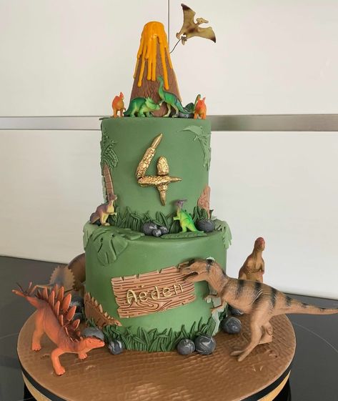 Bolo Jurassic Park, Rio Birthday Parties, Dinosaur Birthday Party Food, Dinasour Birthday, Dino Birthday Cake, Soccer Birthday Cakes, Jurassic Park Birthday Party, Dinosaur Birthday Theme, Jurassic Park Birthday