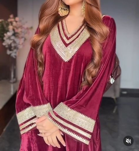 Pherans Designs, Plain Velvet Suit Design With Lace, Velvet Pakistani Dress Color Combinations, Valvet Suite Design Pakistani, Plain Velvet Suit Design, Velvet Pakistani Dress, Velvet Suit Design, Pretty Dresses Casual, Lace Dress Design