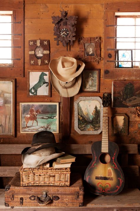 Christmas Aesthetic Vintage, Randolph Carter, Vintage Western Decor, Country Backgrounds, Western Rooms, Western Photo, Western Bedroom, Wild West Cowboys, Cowboy Aesthetic