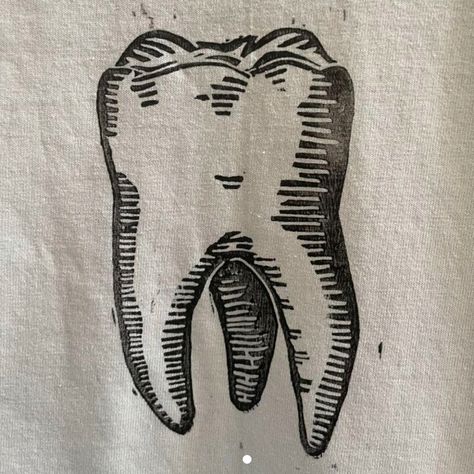 Linorez Ideas, Linocut Pattern Ideas, Linocut Print Shirt, Lino Print Tattoo, Scrafito Designs, Linoprint Clothes, Tooth Stamp, Simple Lino Print Ideas, Linocut Texture