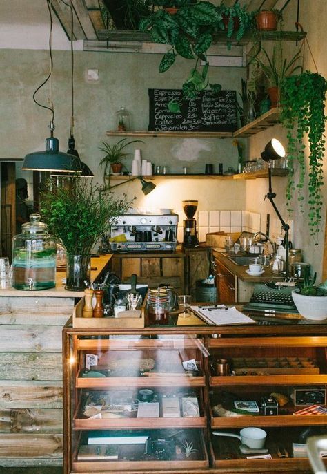 Brunch Coffee Bar Ideas, Coffee And Plant Shop, Vintage Cafe Decor, Vintage Interior Cafe, Vintage Cafe Interior Design, Cool Coffee Shops, Cafeteria Vintage, Little Coffee Shop, Reading Cafe