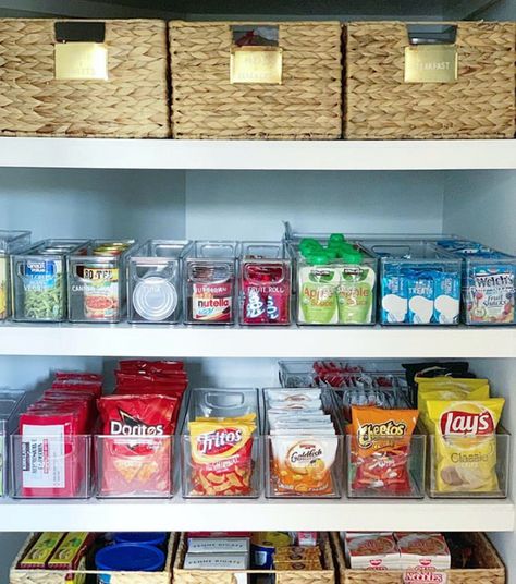 Photos of Organized Closets That Will Inspire You to Clean Snack Closet, Organized Closets, Make A Closet, Beautiful Pantry, Neat Method, Organized Pantry, Snack Organizer, Pantry Organisation, Clear Bins