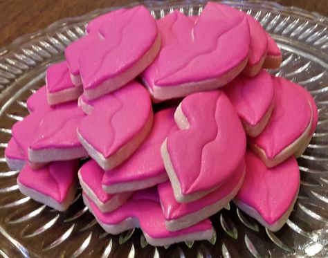 Pink lip sugar cookies. Made by Dot Cash Hot Pink Cookies, Lip Sugar Cookies, Y2k Cookies, Hot Pink Birthday, Designer Cookies, Pink Snacks, Pink Party Theme, Strawberry Soda, Valentine Sugar Cookies