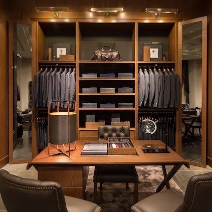 Tailoring Shop Interior Design, Shoes Display, Suit Stores, Clothing Store Interior, Clothing Store Design, Showroom Display, Male Style, Man Shoes, Showroom Design