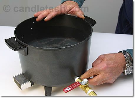 This tutorial shows you how to make a wax melter for making candles. This wax melter greatly enhances candle making efficiency by allowing you to melt wax much faster than a double boiler. Candle Wax Melter, Kitchen Kettle, Candle Melter, Diy Wax Melts, Hand Dipped Candles, Candle Making Wax, Wax Melter, Candle Tart, Candle Making Business