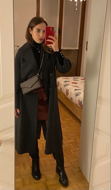 Dark Grey Coat Outfit, Lv Bag Outfit, Gua Sha Pink, Nina Proudman, Grey Coat Outfit, Checklist Ideas, Black Coat Outfit, Dark Grey Coat, Slim Face