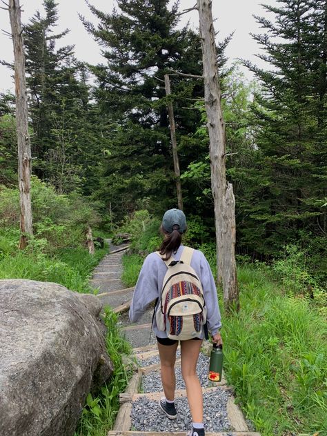 Aesthetic Mountains, Granola Aesthetic, Hiking Pics, Hiking Photos, Hiking Fits, Granola Girl Aesthetic, Camping Aesthetic, Hiking Pictures, Hiking Aesthetic