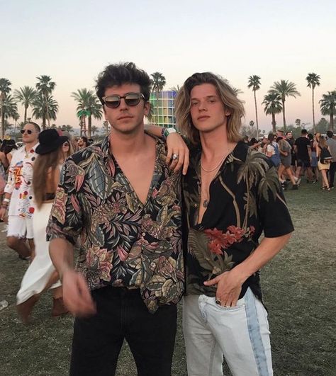 Mens festival fashion, sunglasses, shirts, mens summer fashion - discountedsunglasses.co.uk Coachella Men Outfit, Trashy Grunge, Coachella 2019 Outfits, Killa Cam, Mode Coachella, Coachella Outfit Men, Mens Festival Fashion, Mens Summer Fashion, Cochella Outfits