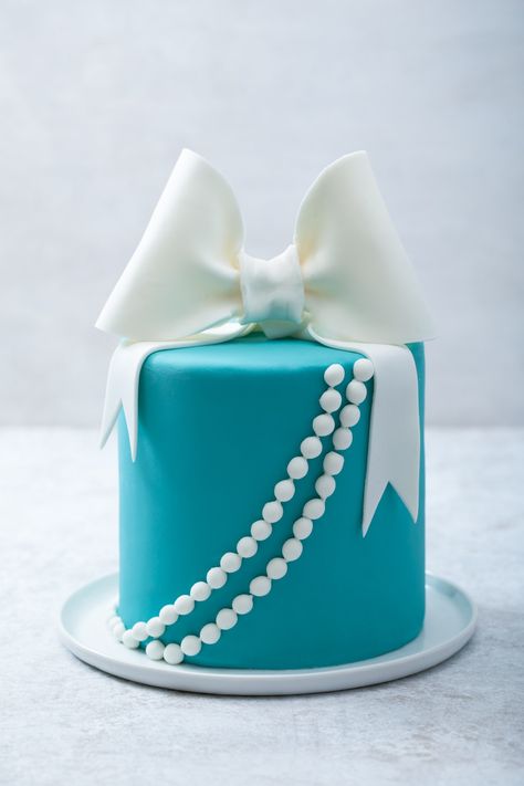 Tiffanys Aesthetic, Breakfast At Tiffanys Aesthetic, Tiffany Cake, Tiffany Birthday Party, Oreo Frosting, Tiffany Cakes, Tiffany Birthday, Sponge Cake Filling, Coffee Buttercream