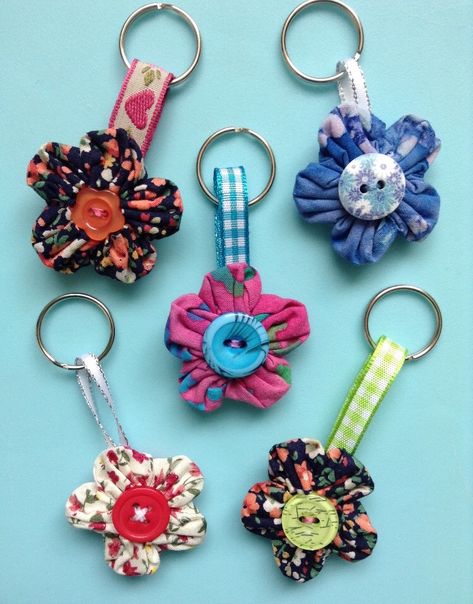 Fabric Bag Charms Diy, Sewn Keychain Ideas, Material Key Rings, Material Crafts Fabric, Button Keychain Diy, Diy Fabric Keychain, Fabric Keychain Diy, Sewn Keychain, Bag Charms Diy