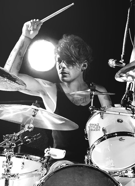 manip Drummer Painting, Harry Styles Crop Top, Louis Tomlinson Manip, Stage Inspiration, Louis Tomlinson Imagines, Band Photoshoot, Paddy Kelly, Stage Photo, Eagle Painting