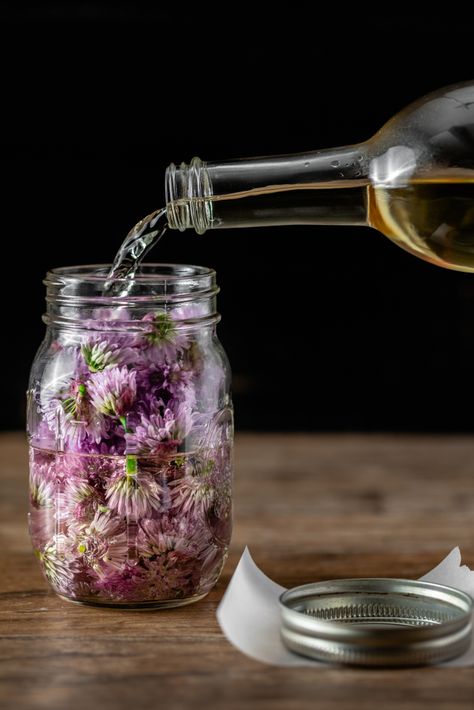 Chive Blossom Vinegar, Chive Flowers Recipe, Herb Salt Recipe, Chives Recipe, Chives Plant, Flower Recipes, Easy Herbs To Grow, Chive Flower, Chive Blossom