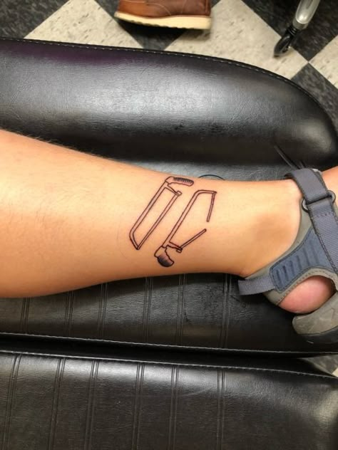 a tattoo on someone’s lower leg. two hacksaws are pictured, one other the under. the second saw is broken. Saw Tattoo, Lawrence Gordon, Saw 2004, Adam Stanheight, Horror Movie Tattoos, Saved Tattoo, Movie Tattoo, Light Tattoo, Movie Tattoos