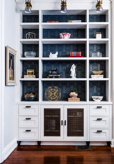 https://deringhall.com/daily-features/contributors/dering-hall/beautiful-colored-and-wallpapered-bookshelves?slide=5 Wallpaper Bookshelf, Custom Bookcase, White Bookshelves, Interior Design Portfolios, Wallpaper Shelves, Bookcase Design, With Wallpaper, Detail Design, Wallpaper Accent Wall