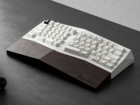 Unique Keyboards, Split Keyboard, Diy Mechanical Keyboard, Retro Gadgets, Custom Pc, Mechanical Keyboards, Computer Setup, Keyboard Case, Pc Setup