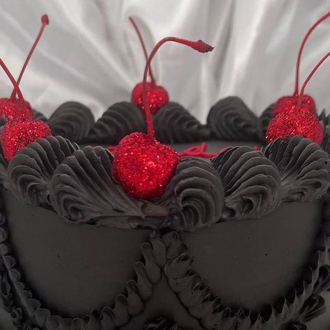 Black Vintage Cake, Red Vintage Cake, Black And Red Cake, Iconic Cakes, Gothic Birthday Cakes, Gothic Birthday, Wilton Tips, Bday Shoot, Vintage Birthday Cakes