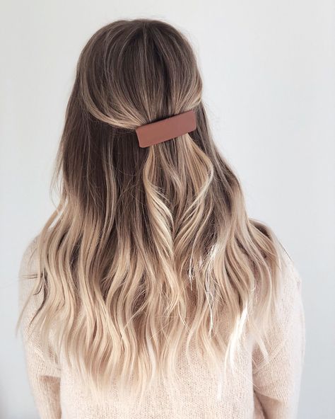 dark-blonde-to-light-blonde-long-wavy-hair-pink-ombre-hair-white-sweater-white-background Smudge Root Balayage, Root Balayage, Smudge Root, Balayage Inspiration, Blond Rose, Dimensional Hair, Root Smudge, Blonde Lowlights, Brown Ombre Hair