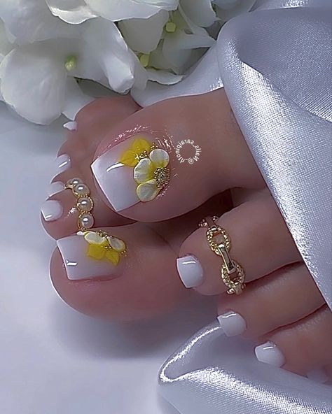 Feet Designs Toenails, Yellow Pedicure Toenails, Pedicure Gel, Pedicure Designs Toenails, Pedicure Nail Designs, Gel Toe Nails, Acrylic Toe Nails, Pretty Toe Nails, Finger Nail Art