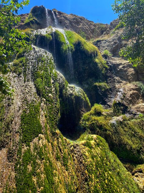 Escondido falls in Malibu California. Places to see in Southern California. Hiking trails in California. California travel. California sunshine aesthetic. Hiking trail recommendations California Hiking Trails, Hikes In California, Sunshine Aesthetic, California Hiking, California Nature, Aesthetic Hiking, Hiking Outfit Spring, Aesthetic Places, Travel California