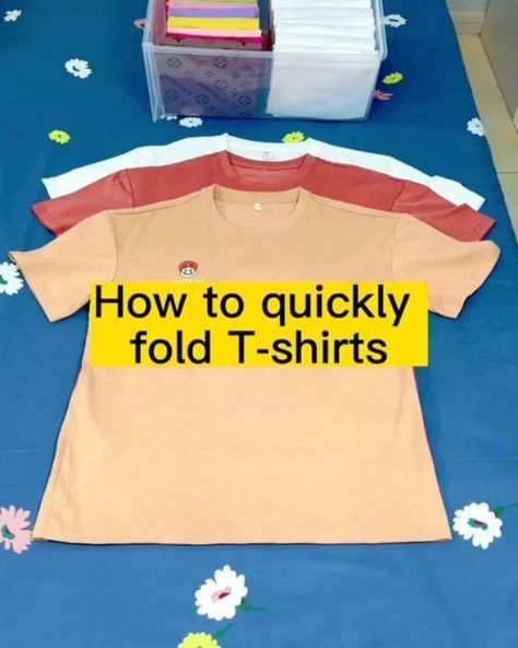 Folding Tee Shirts, Shirt Folding Trick, How To Fold Jeans, Folding Tips, How To Fold Pants, Shirt Organization, T Shirt Folding, Folding Fitted Sheets, Folding Jeans