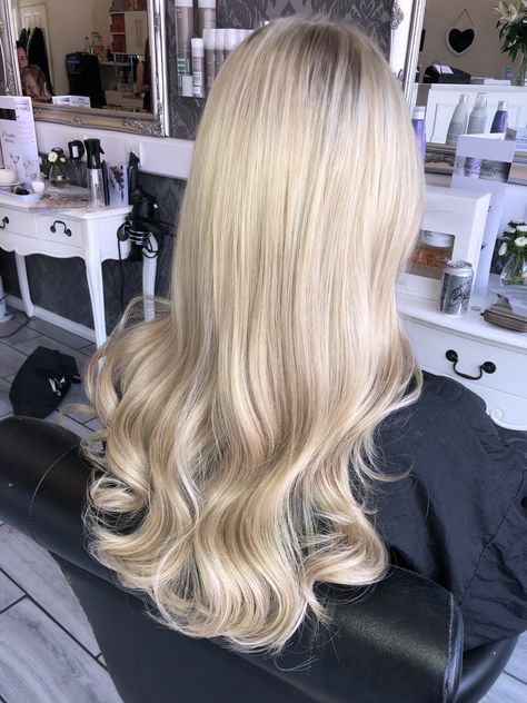 End Of Hair Curls, Curled Blonde Hair, Hair Curled, Curled Ends, Curling Straight Hair, Barrel Curls, Straight Blonde Hair, Loose Ends, Curled Hairstyles