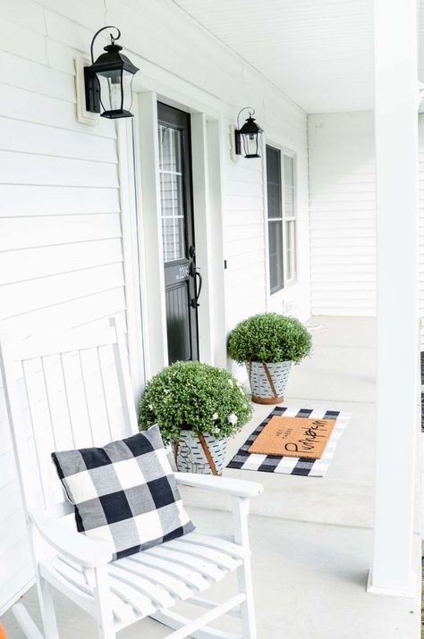 Farmhouse Fall Porch | Simply Kierste Design Co. Small Front Porch Decorating Ideas, Farmhouse Fall Porch, Modern Farmhouse Fall Decor, Front Porch Decorating Ideas, Veranda Design, White Mums, Small Front Porch, Porch Decorating Ideas, Building A Porch