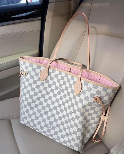 Neverfull Louis Vuitton, Lv Tote, Luxury Bags Collection, Handbag Essentials, Louis Vuitton Totes, Buy Bags, Girly Bags, Stylish Handbags, Luxury Purses