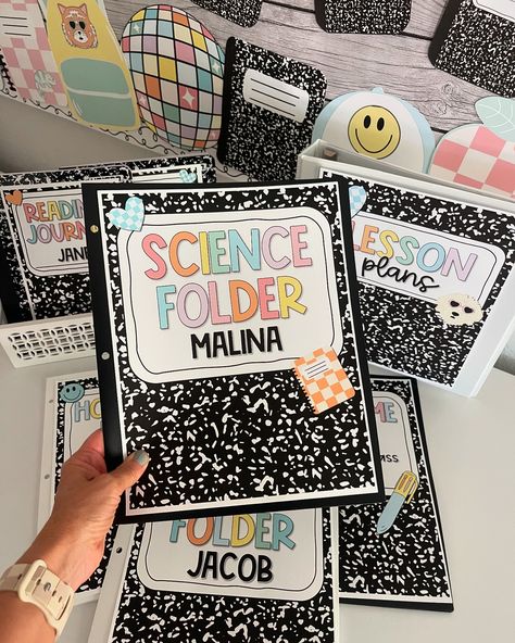 That feeling when you walk into your classroom and everything is organized and in its place... even your students’ supplies. 🤩 I like to give my students a different folder for each subject. I make sure the folders are clearly labeled with subjects and names so they will spend less time digging through their desks! I always print folder covers on full sheet sticker paper to save time. ☑️ 📓 Comment FOLDER for the 🔗 ! #teachertips #studentsupplies #supplylabels #foldercovers #organizedteach... Student File Organization, Classroom Names Ideas, Take Home Folders, Teacher Files, Subject Labels, School Folders, Folder Cover, Class Decor, Cycle 3