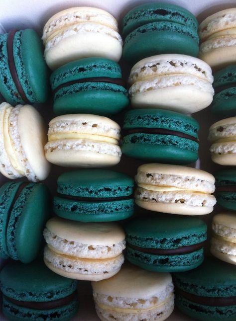 Dark Teal Weddings, Cream Macarons, Green Quinceanera Theme, Teal Wedding Cake, Teal Cake, Green Birthday Cakes, Teal Party, Dark Green Wedding, Wedding Sweets