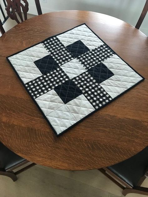 Quilted Placemat Patterns, Quilted Placemat, Small Quilt Projects, Quilted Table Runners Christmas, Table Topper Patterns, Modern Table Runners, Table Runner Diy, Patchwork Table Runner, Black And White Quilts