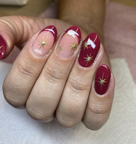 Wedding Nails Christmas, Maroon And Gold Christmas Nails, Maroon Star Nails, Burgundy Nails With Stars, Maroon Gel Nails Design, Burgundy Star Nails, Dark Red Nails With Stars, Biab Nails Inspiration Autumn, Gold And Maroon Nails