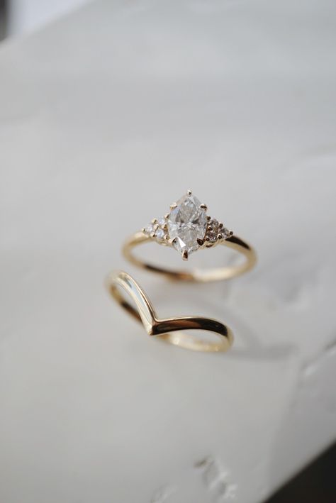 Yellow Gold Anniversary Rings, خواتم خطوبة, Pretty Engagement Rings, Anniversary Ring Set, Moissanite Wedding Ring Set, Plain Wedding Band, Gold Anniversary Rings, Cute Engagement Rings, Future Engagement Rings