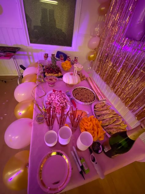 18th Birthday Party Ideas Hotel Room, Sweet 16 Decorations Ideas At Home, 15th Birthday Party Ideas At Home, 16th Birthday Party Ideas At Home, Pink House Party, 16 Birthday Party Ideas At Home, At Home Birthday Party Ideas, Classic Birthday Party, Pink Birthday Theme