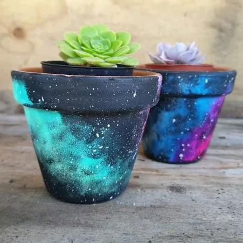 Things To Paint On Pots, Painted Planter Ideas, Decorated Plant Pots, Diy Painted Plant Pots, Diy Flower Pot Painting Ideas, Garden Pot Painting, Paint Pots Ideas, Terracota Pot Painting Ideas, Pot Plant Painting