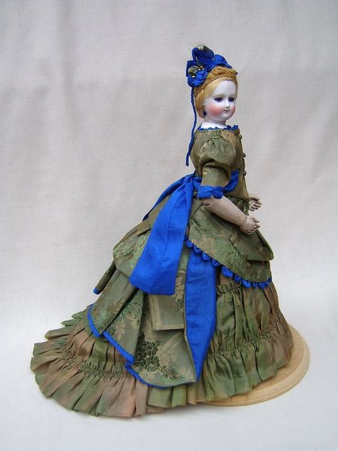 This beauty is dressed to look exactally the way antique dolls were dressed in the 1870's and 1880's. Antique Porcelain Dolls, Antique Doll Dress, Lady Doll, Paper Patterns, Victorian Dolls, Half Dolls, French Dolls, Doll Costume, Old Dolls