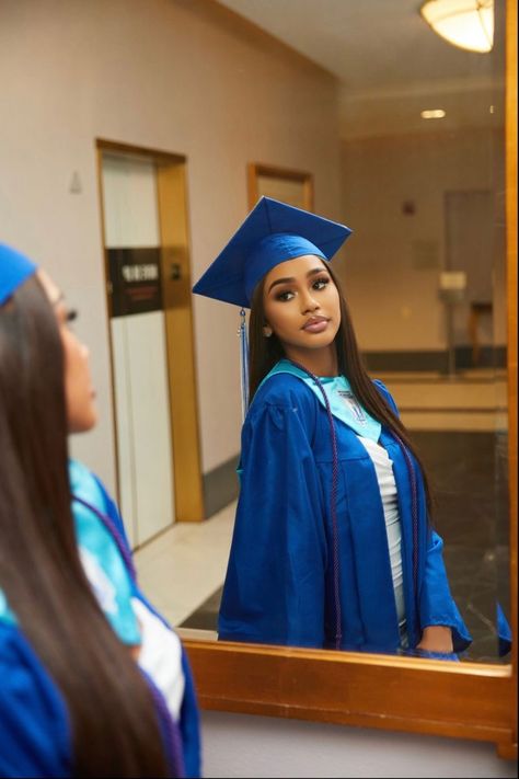 Graduation Pictures Black Women High School, Senior Pictures Baddie, Graduation Pics With Parents, Urban Graduation Photos, Baddie Graduation Pictures, Hijabi Graduation Outfits, College Graduation Aesthetic, Graduation Shoot Ideas, Graduation Ceremony Outfit